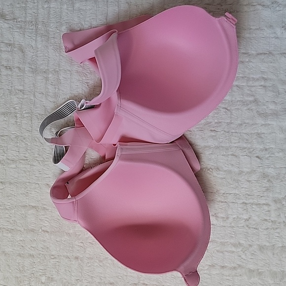 2 Bras, Victoria Sport: 1 Black Bra and 1 Pink Bra with Adjustable Straps - Picture 16 of 16